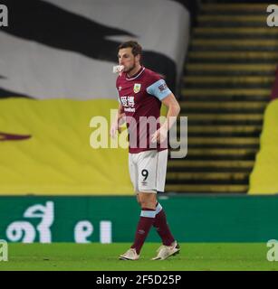 Chris Wood #9 de Burnley joue avec un dressing sa bouche pour protéger une blessure Banque D'Images