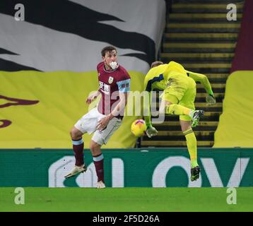 Chris Wood #9 de Burnley joue avec un dressing sa bouche pour protéger une blessure Banque D'Images