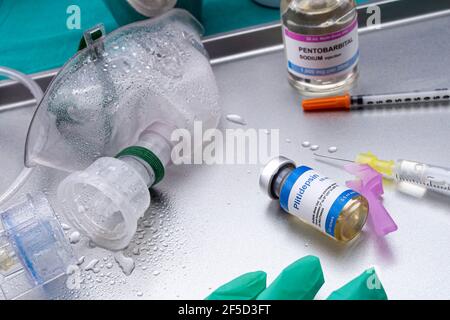 Flacon avec un composé chimique antiviral, la plitidepsine, cette formulation a une efficacité antivirale beaucoup plus puissante contre le SRAS-COV-2 que le seul antivir Banque D'Images