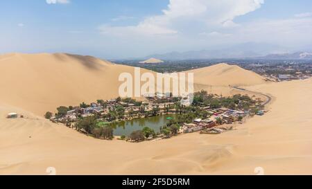 L'oasis de Huacachina est une oasis naturelle au milieu du désert, qui est situé dans la ville d'ICA, au Pérou. Banque D'Images