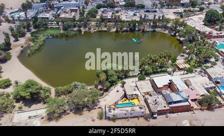 L'oasis de Huacachina est une oasis naturelle au milieu du désert, qui est situé dans la ville d'ICA, au Pérou. Banque D'Images