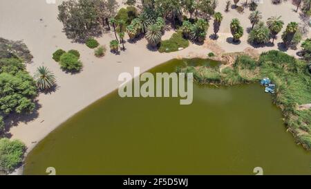 L'oasis de Huacachina est une oasis naturelle au milieu du désert, qui est situé dans la ville d'ICA, au Pérou. Banque D'Images