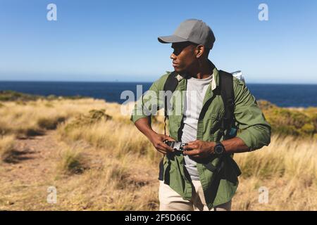 Portrait de l'homme afro-américain adapté prenant des photos à l'extérieur campagne Banque D'Images