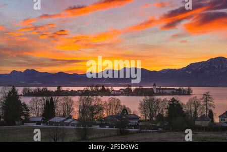 aurore au-dessus du Chiemsee avec les Fraueninsel et les Alpes au matin du nouvel an, Allemagne, Bavière, lac Chiemsee Banque D'Images