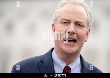 Le sénateur américain Chris Van Hollen (démocrate du Maryland) parle lors d'une conférence de presse au sujet de l'escrime de sécurité temporaire au Capitole des États-Unis à Washington D.C., aux États-Unis, le jeudi 25 mars 2021. Photo de Stefani Reynolds/CNP/ABACAPRESS.COM Banque D'Images