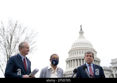 De gauche à droite : Le sénateur américain Chris Van Hollen (démocrate du Maryland), le délégué Eleanor Holmes Norton (démocrate du District de Columbia), et le sénateur américain Roy Blunt (républicain du Missouri) tiennent une conférence de presse concernant l'escrime temporaire de sécurité au Capitole des États-Unis à Washington D.C., aux États-Unis, le jeudi 25 mars 2021. Photo de Stefani Reynolds/CNP/ABACAPRESS.COM Banque D'Images