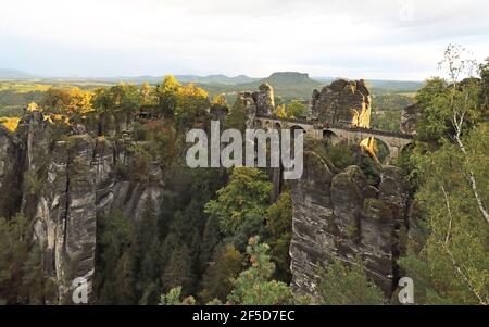 Pont de bastei avec Lilienstein (montagne) en arrière-plan dans la soirée, Allemagne, Saxe, Parc national de la Suisse saxonne, Rathen Banque D'Images