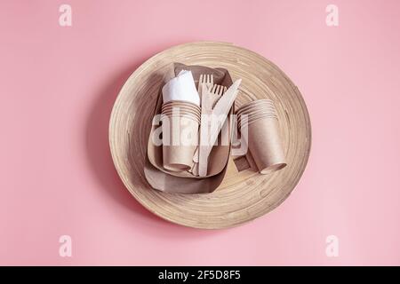 Un ensemble de plats biologiques respectueux de l'environnement. Le concept de prendre soin de l'écologie et de la conscience. Banque D'Images