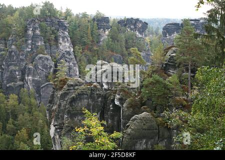 Rochers au Wehlgrund avec aiguille rocheuse, Bastei, Allemagne, Saxe, Parc national de la Suisse saxonne, Rathen Banque D'Images