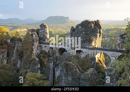 Pont de bastei avec Lilienstein (montagne) en arrière-plan, Allemagne, Saxe, Parc national de la Suisse saxonne, Rathen Banque D'Images