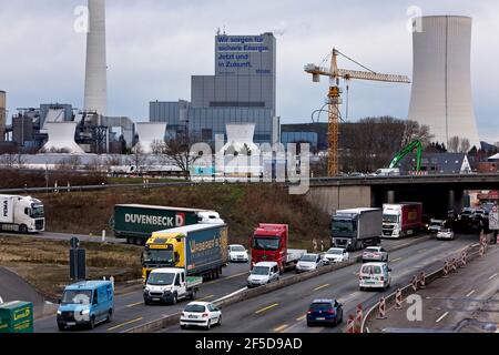 Trafic intense sur l'AUTOROUTE A 43 avec la centrale Steag en arrière-plan, Allemagne, Rhénanie-du-Nord-Westphalie, région de la Ruhr, Herne Banque D'Images