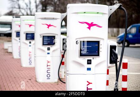 Lehrte, Allemagne. 07e mars 2021. Les colonnes de charge pour voitures électriques du fournisseur Ionity sont situées dans un parking de la zone de service Lehrter See Nord. La société Ionity exploite un réseau de stations de charge pour voitures électriques le long des autoroutes européennes. Credit: Hauke-Christian Dittrich/dpa/Alay Live News Banque D'Images