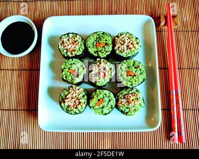 Sushi végétalien avec légumes Banque D'Images