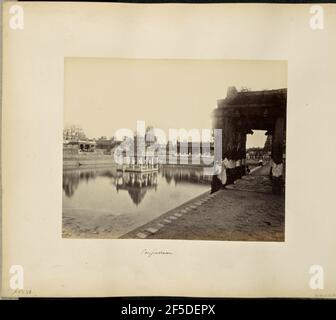 Conjivoram. Vue sur le réservoir d'un temple de Kanchipuram. Au centre de la piscine se trouve un kiosque avec des piliers sculptés et un dôme en forme de cloche sculpté ornement sur le toit. Un homme se tient sur le côté droit de l'image enveloppé dans un tissu avec un livre dans ses mains, et un deuxième homme s'assoit sur la marche supérieure du stepwell qui entoure la piscine. Les bâtiments, les piliers, les porches en pierre et les gopuras sont visibles le long des côtés et en arrière-plan. (Recto, montage) en bas à gauche, manuscrit au crayon: 'A42.82 (Bou)' en bas au centre, manuscrit à l'encre noire: 'Conjivoram' Banque D'Images