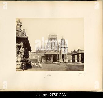 Conjivoram à Madras. Vue sur une cour du temple de Varadharaja Perumal à Kanchipuram. Un grand kisok étroit avec quatre piliers sculptés et un toit sculpté en forme de cloche se dresse au centre de la cour en face de la gopura, ou pyramide de la porte du temple. Une véranda en pierre, ou mandapa, entoure la gopura, et deux autres bâtiments, sculptés ornalement, se tiennent sur les côtés droit et gauche de la cour. (Recto, mount) en bas à gauche, manuscrit au crayon: 'A42.81 (Bou)' en bas au centre, manuscrit à l'encre noire: 'doibt' en bas à gauche, manuscrit à l'encre noire: '8 novembre 69' Banque D'Images