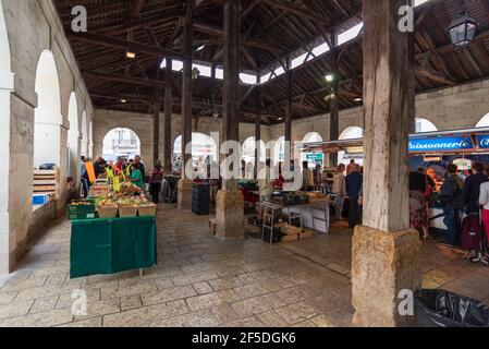 Le marché couvert de la ville viticole de Bourgeuil in La région de l'Indre et de la Loire Banque D'Images