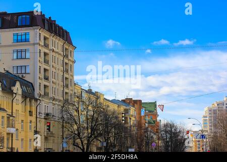 Kiev, Ukraine, mars 2020. Rue avec de belles maisons colorées dans le style classique contre le ciel bleu par une journée ensoleillée. Une rue s'étendant dans le Banque D'Images