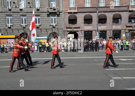 Kiev, Ukraine - 24 2018 août : les soldats géorgiens participant au défilé du jour de l'indépendance dans la rue Khreshchatyk Banque D'Images