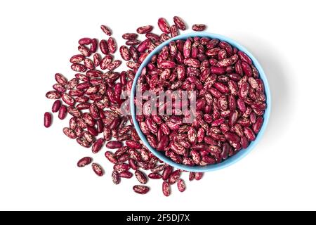 Haricots rouges dans bol bleu isolé sur fond blanc manger sain, protéines végétales concept Flat Lay vue du dessus. Banque D'Images
