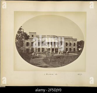2, rue Middleton. Vue sur l'avant d'une grande maison en pierre. Un portique couvre l'entrée et dispose d'un auvent qui couvre partiellement le deuxième étage. Deux hommes se tiennent avec un chariot tiré par un cheval sur la conduite de terre sur la droite, et deux autres avec un cheval tiré par un cheval plus bas sur la conduite sur la gauche. (Recto, montage) en bas à gauche, manuscrit au crayon: 'A42.92 (Bou)' en bas au centre, manuscrit à l'encre noire: '2 Middleton St.' En bas à droite, écrit à la main à l'encre noire : 'Avr /70' Banque D'Images