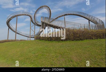 Duisburg - vue sur le tigre et la tortue qui est une installation artistique et un point de repère, Rhénanie du Nord Westphalie, Allemagne, 24.03.2021 Banque D'Images