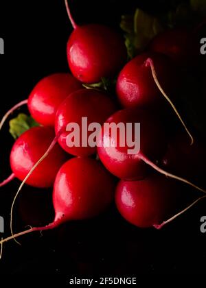 Radis rouges, radis roses frais dans le panier, légumes de printemps frais, légumes sur la table Banque D'Images