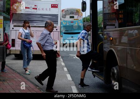 Les passagers reçoivent une carte octopus prête à monter à bord du bus KMB à Un arrêt à Shatin Hong Kong Banque D'Images