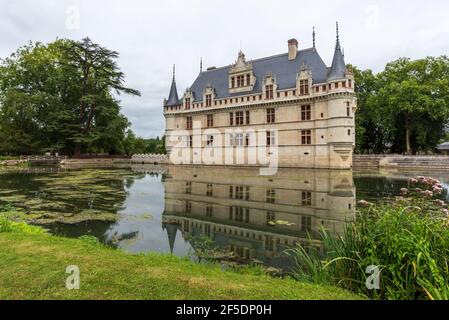 Le château impresif et très populaire d'Azay-le-Rideau dans la vallée de la Loire, en France Banque D'Images