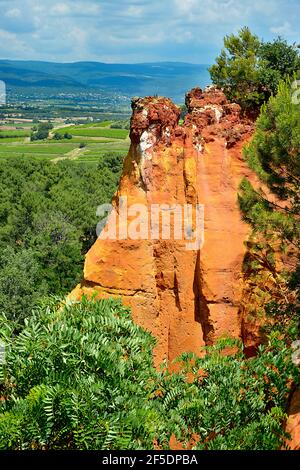 Célèbres falaises de l'ocre à Roussillon, situé à 10 kilomètres à l'ouest d'Apt et à 50 km d'Avignon dans la région Provence en France. Banque D'Images