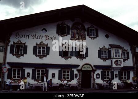 Oberammergau, Allemagne. 9/12-14/2000. Depuis 1633, les villageois d'Oberammergau présentent le PASSIONSSPIELE (passion du Christ) tous les 10 ans sauf pendant les guerres et la pandémie 2020. Oberammergau est connu dans le monde entier pour ses sculptures en bois d'exception. Banque D'Images