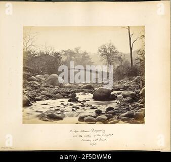 Darjeeling; Pont sur la Rungoo près de sa jonction avec la Runjeet. Vue sur un pont traversant une rivière rocheuse près de Darjeeling. Un homme se tient plié sur la rive droite de la rivière pour recueillir l'eau dans une carafe. (Recto, image) en bas à gauche, manuscrit en négatif: '1880' (Recto, mount) en bas à gauche, manuscrit en crayon: 'A42.85 (Bou)' en bas centre, manuscrit en encre noire: 'Pont entre Darjeeling / et la vallée de la feuille de Bengale / jeudi 28 mars / 1872' Banque D'Images