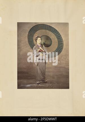 Femme japonaise tenant un grand parasol. Banque D'Images