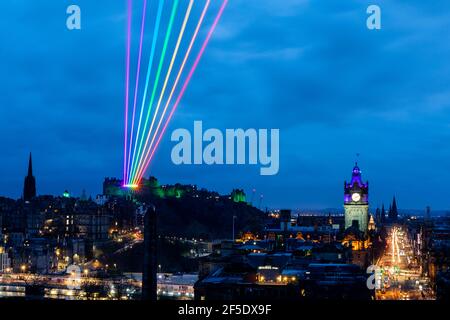 Un arc-en-ciel géant de lasers a été retransmis au-dessus de la ville d'Édimbourg depuis le château d'Édimbourg pour envoyer un message d'amour, d'espoir et de gentillesse de l'Écosse à des gens du monde entier. Comme il y a un an depuis la COVID19 au Royaume-Uni, l'installation est également un hommage au personnel du NHS et aux travailleurs clés qui ont travaillé sur les premières lignes de la pandémie au cours de l'année écoulée. L'installation a été créée par l'artiste berlinois Yvette Mattern et a voyagé dans le monde entier depuis sa création en 2009. La course de l'arc-en-ciel était initialement prévue en janvier, mais elle a été reportée en raison d'un confinement. Banque D'Images