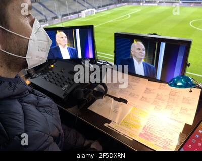 Uli HOENESS (ancien Président de la FCB ) sur l'écran de RTL TV sports PRÉSENTATEUR EN DIRECT Marco HAGEMANN, Sportkommentator dans le match ALLEMAGNE - ISLANDE 3-0 Deutschland - ISLAND 3-0 qualification pour les championnats du monde, WM Quali, saison 2020/2021, 25 mars 2021 à Duisburg, Allemagne. © Peter Schatz / Alamy Live News important : les réglementations DFB interdisent toute utilisation de photographies comme séquences d'images et/ou quasi-vidéo. Banque D'Images