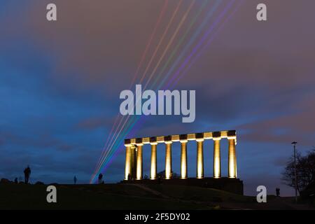 Un arc-en-ciel géant de lasers a été retransmis au-dessus de la ville d'Édimbourg depuis le château d'Édimbourg pour envoyer un message d'amour, d'espoir et de gentillesse de l'Écosse à des gens du monde entier. Comme il y a un an depuis la COVID19 au Royaume-Uni, l'installation est également un hommage au personnel du NHS et aux travailleurs clés qui ont travaillé sur les premières lignes de la pandémie au cours de l'année écoulée. L'installation a été créée par l'artiste berlinois Yvette Mattern et a voyagé dans le monde entier depuis sa création en 2009. La course de l'arc-en-ciel était initialement prévue en janvier, mais elle a été reportée en raison d'un confinement. Banque D'Images