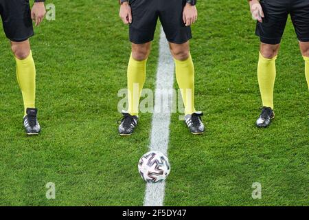 Symbole, Illustration, caractéristique, Symbolfoto, Schmuckbild, Themenbild, sifflet de l'arbitre, gestes, spectacles, montre, Action individuelle, Schiedsrichter, Hauptschiedsrichter, dans le match ALLEMAGNE - ISLANDE 3-0 Deutschland - ISLAND 3-0 qualification pour les championnats du monde, WM Quali, saison 2020/2021, 25 mars 2021 à Duisburg, Allemagne. © Peter Schatz / Alamy Live News important : les réglementations DFB interdisent toute utilisation de photographies comme séquences d'images et/ou quasi-vidéo. Banque D'Images