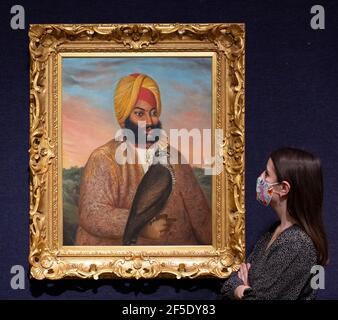 Bonhams, Londres, Royaume-Uni. 26 mars 2021. Les préparatifs de la vente printanière de l'art islamique et indien de Bonhams le 30 mars comprennent le ministre en chef (wazir) du Royaume sikh, Raja Lal Singh, tenant un Hawk, avec la ville de Lahore vu derrière lui, par le peintre autrichien à la Cour de Lahore, Augustus Theodor Schoefft. Lahore, vers 1841, estime de 150,000 à 200,000 livres sterling. Crédit : Malcolm Park/Alay Live News Banque D'Images