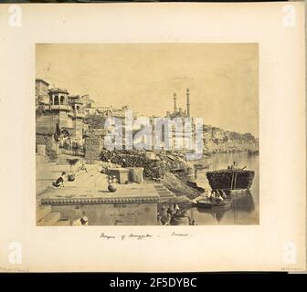 Benares; la Grande Mosquée d'Arungzebe, et les ghats voisins. Vue sur un ghat, les marches de la rivière habituellement utilisées à des fins religieuses, sur le fleuve Ganges. Un petit bateau chargé de bois est amarré à proximité, et les gens peuvent être vus sur le ghat, le long de la rive, et dans les bateaux participant aux activités de la vie quotidienne. La Grande Mosquée d'Aurangzeb, ou la Mosquée Gyanvapi, et la ville de Varanasi sont visibles le long de la rivière en arrière-plan. (Recto, image) centre inférieur, manuscrit en négatif: '1168' (Recto, mount) inférieur gauche, manuscrit en crayon: 'A42.67 (Bou)' Centre inférieur, manuscrit en b Banque D'Images