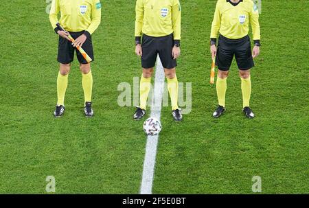 Symbole, Illustration, caractéristique, Symbolfoto, Schmuckbild, Themenbild, Referee, Linienrichter, Schiedsrichter, Hauptschiedsrichter, Dans le match ALLEMAGNE - ISLANDE 3-0 Deutschland - ISLAND 3-0 qualification pour les Championnats du monde, WM Quali, saison 2020/2021, 25 mars 2021 à Duisburg, Allemagne. © Peter Schatz / Alamy Live News important : les réglementations DFB interdisent toute utilisation de photographies comme séquences d'images et/ou quasi-vidéo. Banque D'Images