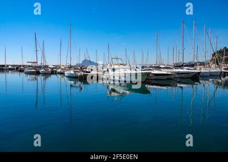 Yachts amarrés à Greenwich Marina, Mascarat, Calpe, Costa Blanca, Espagne Banque D'Images