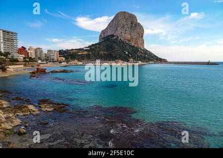 Le Peñon de'Ifach au-dessus de la mer Méditerranée à Calpe, Costa Blanca, Espagne Banque D'Images