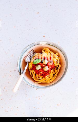 Tagliatelle avec sauce tomate, olive et basilic Banque D'Images