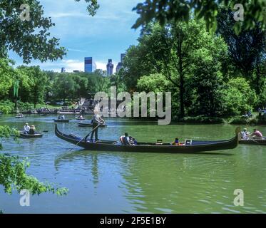 2002 BATEAUX HISTORIQUES AU CENTRE DE PARK LAKE MANHATTAN NEW YORK VILLE ÉTATS-UNIS Banque D'Images