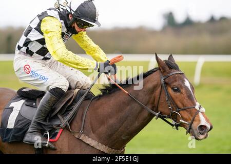 Scaramanga monté par Harry Cobden sur leur chemin pour gagner l'obstacle BetVictor handicap à l'hippodrome de Newbury le 26 mars 2021 à Newbury, Angleterre. Les sites sportifs du Royaume-Uni restent soumis à des restrictions strictes en raison de la pandémie du coronavirus, car les lois gouvernementales sur les distances sociales interdisent aux spectateurs de se rendre à l'intérieur des sites, ce qui entraîne la tenue d'événements à huis clos. (Photo d'Alan Crowhurst/Getty Images) Banque D'Images