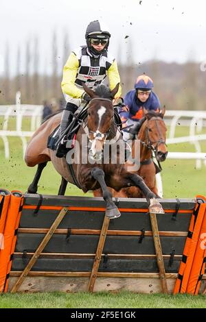 Scaramanga monté par Harry Cobden sur leur chemin pour gagner l'obstacle BetVictor handicap à l'hippodrome de Newbury le 26 mars 2021 à Newbury, Angleterre. Les sites sportifs du Royaume-Uni restent soumis à des restrictions strictes en raison de la pandémie du coronavirus, car les lois gouvernementales sur les distances sociales interdisent aux spectateurs de se rendre à l'intérieur des sites, ce qui entraîne la tenue d'événements à huis clos. (Photo d'Alan Crowhurst/Getty Images) Banque D'Images