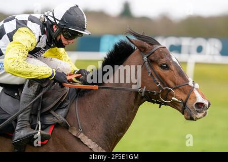 Scaramanga monté par Harry Cobden sur leur chemin pour gagner l'obstacle BetVictor handicap à l'hippodrome de Newbury le 26 mars 2021 à Newbury, Angleterre. Les sites sportifs du Royaume-Uni restent soumis à des restrictions strictes en raison de la pandémie du coronavirus, car les lois gouvernementales sur les distances sociales interdisent aux spectateurs de se rendre à l'intérieur des sites, ce qui entraîne la tenue d'événements à huis clos. (Photo d'Alan Crowhurst/Getty Images) Banque D'Images