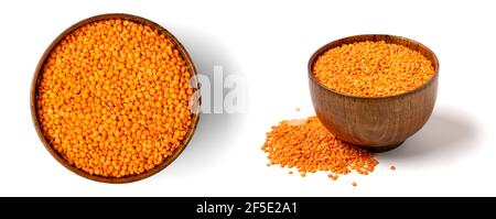 Graines brutes de lentilles orange dans un bol en bois, cuillère isolée sur fond blanc vue du dessus Flat Lay saine alimentation, légumes concept de protéines traditionnel Banque D'Images