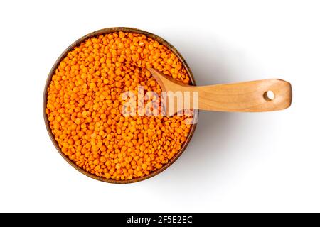 Graines brutes de lentilles orange dans un bol en bois, cuillère isolée sur fond blanc vue du dessus Flat Lay saine alimentation, légumes concept de protéines traditionnel Banque D'Images