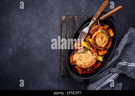 Saucisses de poulet cuites aux légumes Banque D'Images