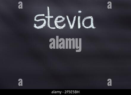 En format vertical écrit le mot stevia - Stevia rebaudiana Banque D'Images